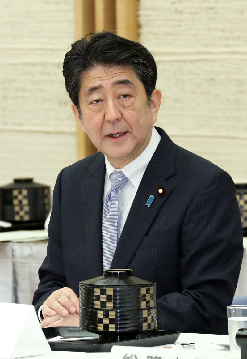 安倍总理在总理大臣官邸召开了与都道府县议会议长的恳谈会。