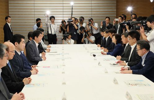 安倍总理在总理大臣官邸召开了2018年7月暴雨严重灾害对策本部会议（第13次）。