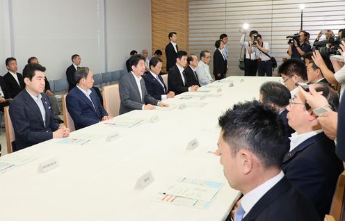 安倍总理在总理大臣官邸召开了2018年7月暴雨严重灾害对策本部会议（第13次）。