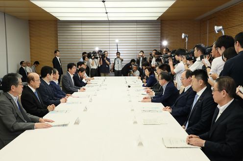 安倍总理在总理大臣官邸召开了2018年7月暴雨严重灾害对策本部会议（第13次）。