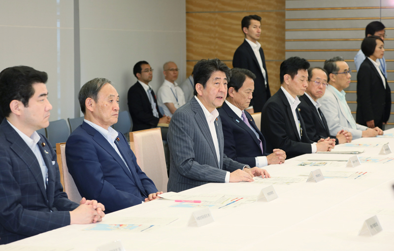 安倍总理在总理大臣官邸召开了2018年7月暴雨严重灾害对策本部会议（第13次）。