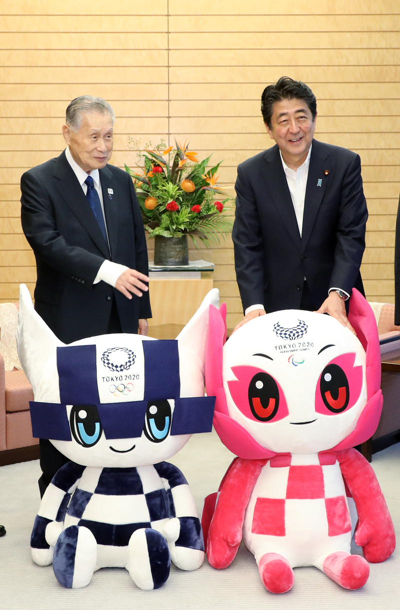 安倍总理在总理大臣官邸接受了东京奥林匹克运动会・残疾人奥林匹克运动会组织委员会主席森喜朗等的拜访。