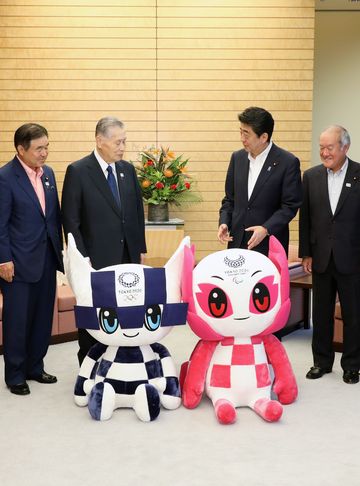 安倍总理在总理大臣官邸接受了东京奥林匹克运动会・残疾人奥林匹克运动会组织委员会主席森喜朗等的拜访。