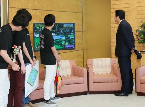 安倍总理在总理大臣官邸接受了亚广联（ABU）2018亚太地区机器人大赛日本代表队的拜访。