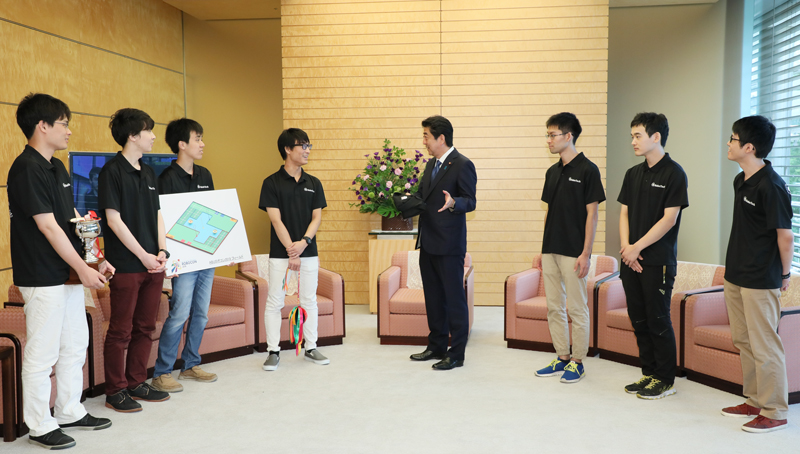 安倍总理在总理大臣官邸接受了亚广联（ABU）2018亚太地区机器人大赛日本代表队的拜访。