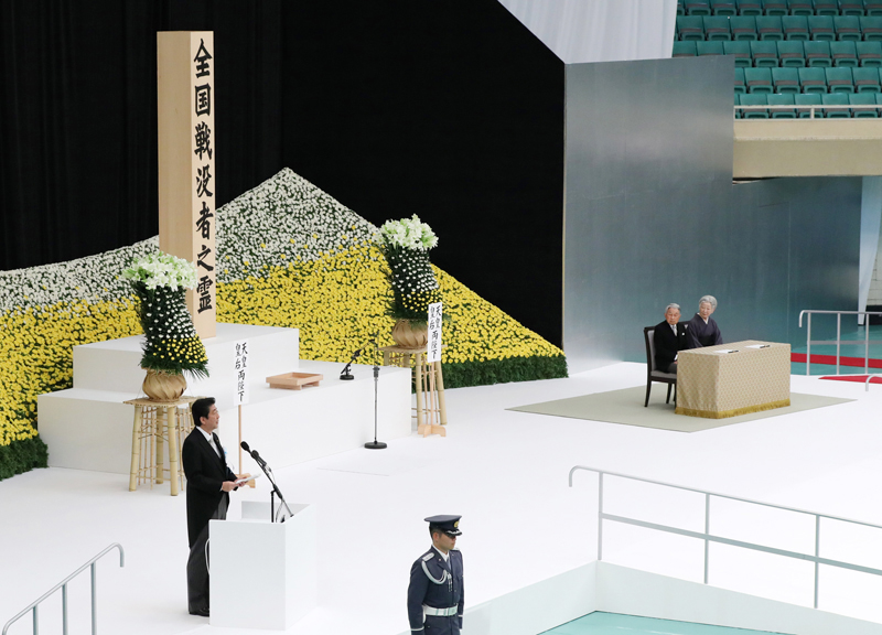 在天皇和皇后两位陛下的莅临之下，安倍总理出席了在日本武道馆举行的全国战殁者追悼仪式。