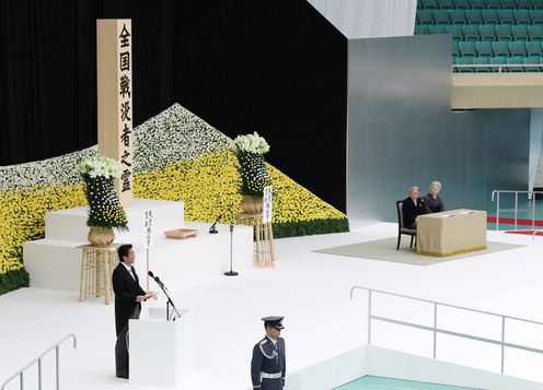 在天皇和皇后两位陛下的莅临之下，安倍总理出席了在日本武道馆举行的全国战殁者追悼仪式。