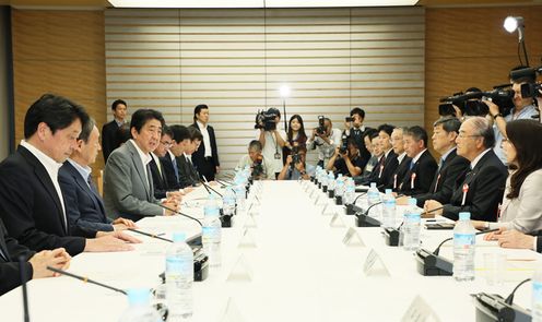 安倍总理在总理大臣官邸出席了有关安全保障与防卫能力的恳谈会。