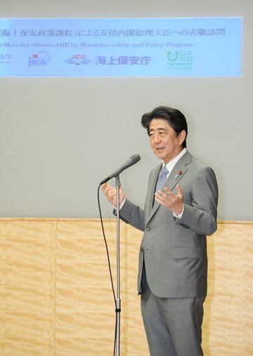 安倍总理在总理大臣官邸接受了亚洲海上安保 工作人员等的拜会 。