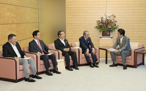 安倍总理在总理大臣官邸接收了自由民主党宏池会的建议。