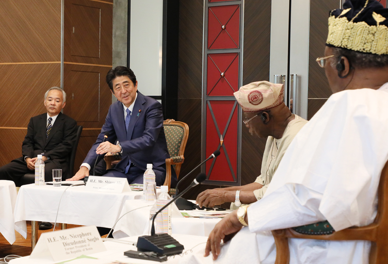 安倍总理出席了在东京都内举行的非洲贤人会议核心团体会议。
