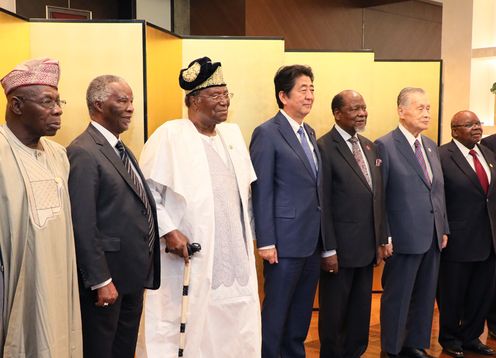 安倍总理出席了在东京都内举行的非洲贤人会议核心团体会议。