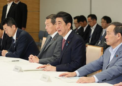 安倍总理在总理大臣官邸出席了2018年7月暴雨严重灾害对策本部会议（第22次）。