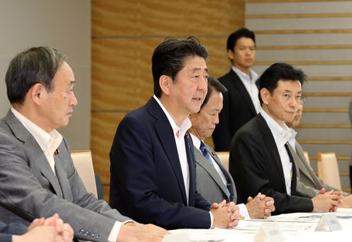 安倍总理在总理大臣官邸召开了有关2018年北海道胆振东部地震的相关阁僚会议（第４次）。