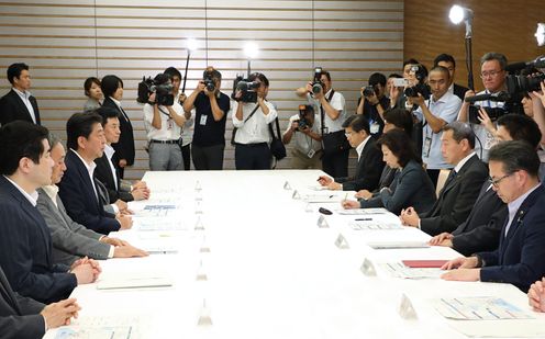 安倍总理在总理大臣官邸召开了有关2018年北海道胆振东部地震的相关阁僚会议（第４次）。
