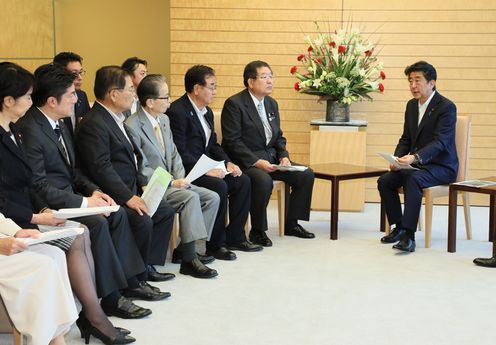 安倍总理在总理大臣官邸接收了自由民主党大阪府支部联合会的“2018年第21号台风造成的暴风灾害相关要求”。