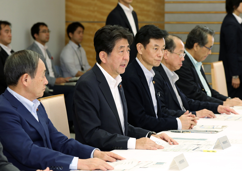 安倍总理在总理大臣官邸召开了有关2018年北海道胆振东部地震的相关阁僚会议（第６次）。