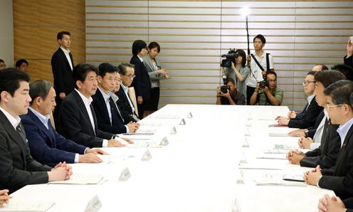 安倍总理在总理大臣官邸召开了有关2018年北海道胆振东部地震的相关阁僚会议（第６次）。