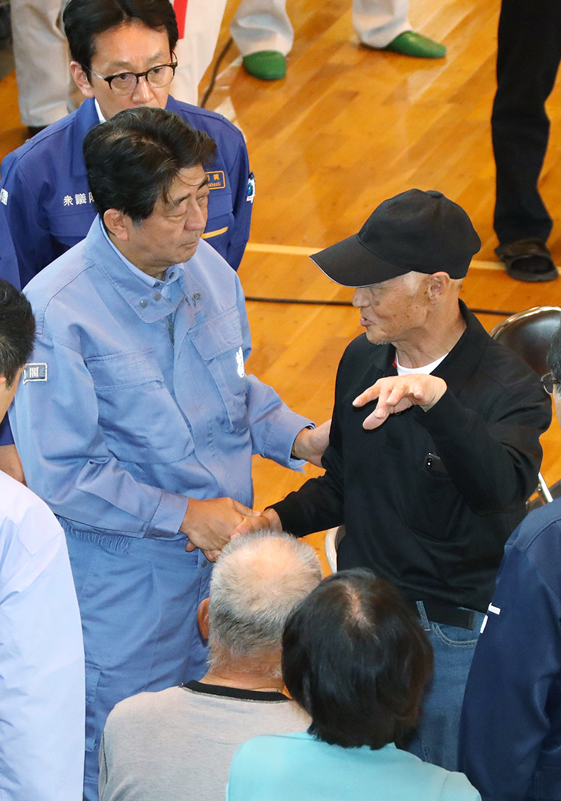 安倍总理为了视察2018年北海道胆振东部地震造成的灾害状况访问了北海道。