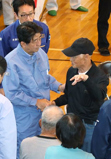 安倍总理为了视察2018年北海道胆振东部地震造成的灾害状况访问了北海道。