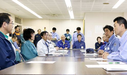 安倍总理为了视察2018年北海道胆振东部地震造成的灾害状况访问了北海道。