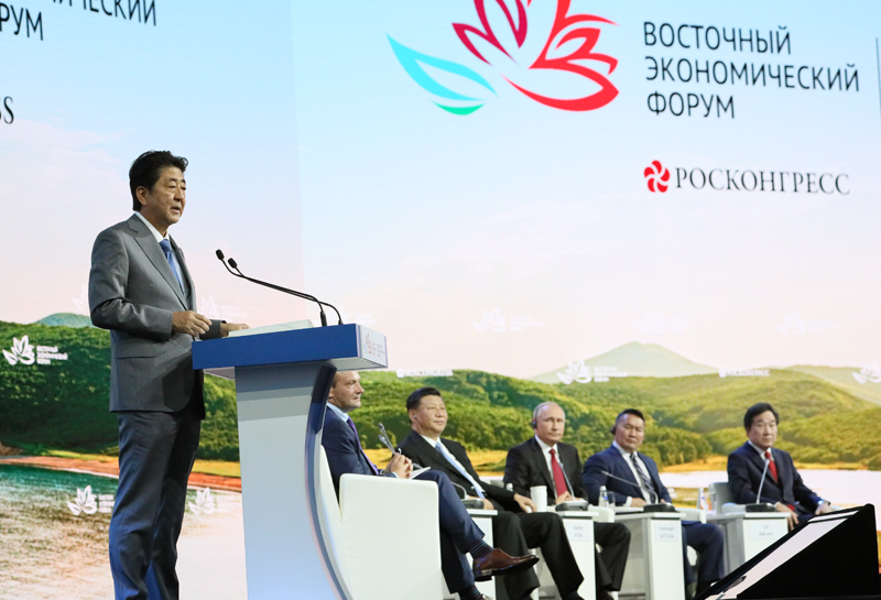 安倍总理为了出席第四届东方经济论坛等，访问了俄罗斯联邦的符拉迪沃斯托克。