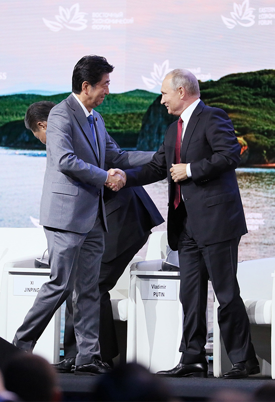 安倍总理为了出席第四届东方经济论坛等,访问了俄罗斯联邦的符拉迪沃斯托克。