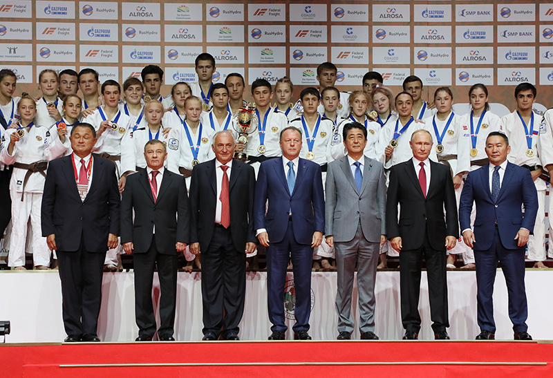 安倍总理为了出席第四届东方经济论坛等，访问了俄罗斯联邦的符拉迪沃斯托克。