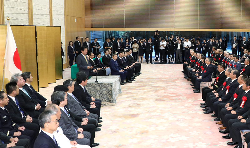 安倍总理在总理大臣官邸出席了2018年防灾功劳者内阁总理大臣表彰仪式。
