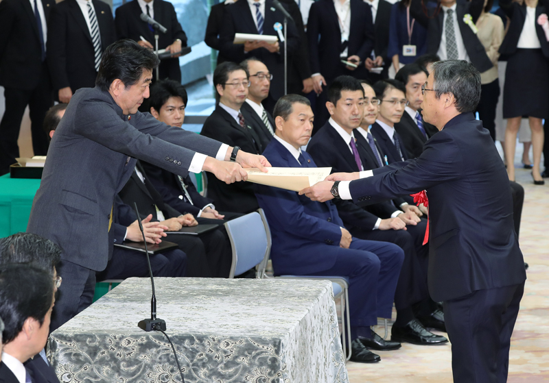 安倍总理在总理大臣官邸出席了2018年防灾功劳者内阁总理大臣表彰仪式。