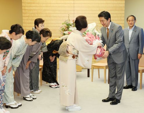 安倍总理在总理大臣官邸接受了北海道老板娘之会的拜访。