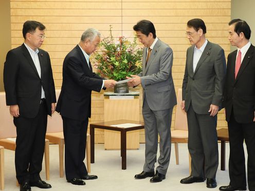 安倍总理在总理大臣官邸接收了自由民主党行政改革推进本部递交的中期报告。