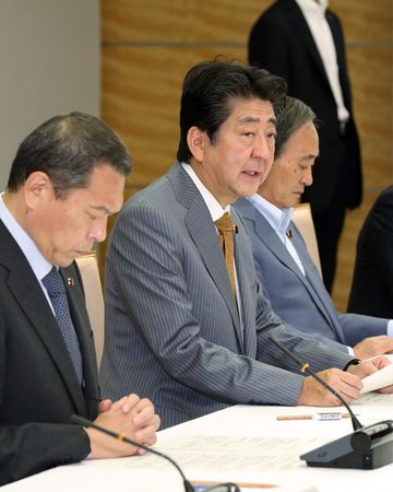 安倍总理在总理大臣官邸召开了有关重要基础设施紧急检查的相关阁僚会议。