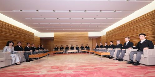 安倍总理在第98代安倍总理初期内阁（第四次安倍内阁）成立后，进行了首届内阁改造