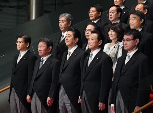 安倍总理在第98代安倍总理初期内阁（第四次安倍内阁）成立后，进行了首届内阁改造