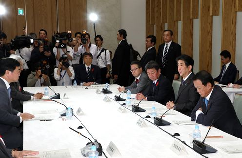 安倍总理在总理大臣官邸召开了2018年第12次经济财政咨询会议。