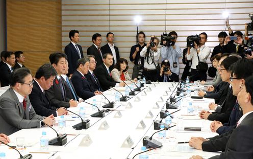 安倍总理在总理大臣官邸召开了第19次未来投资会议。