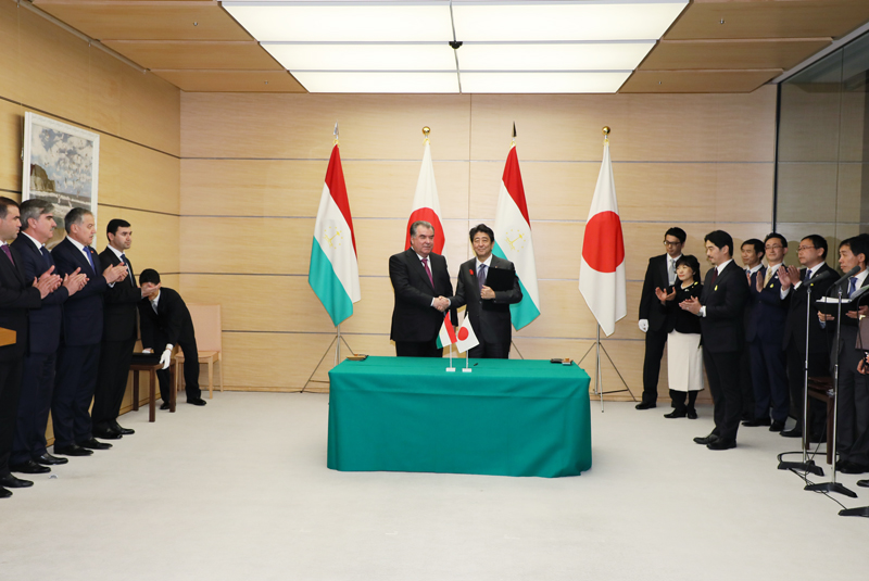 安倍总理在总理大臣官邸与塔吉克斯坦共和国总统埃莫马利・拉赫蒙举行了首脑会谈等。