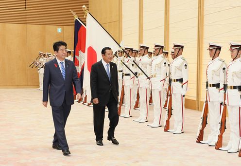 安倍总理在总理大臣官邸与柬埔寨王国首相洪森举行了首脑会谈等。