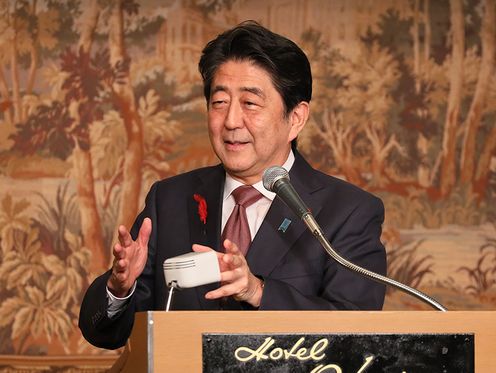 安倍总理出席了在东京都内举行的《日韩伙伴关系联合宣言》20周年纪念研讨会。