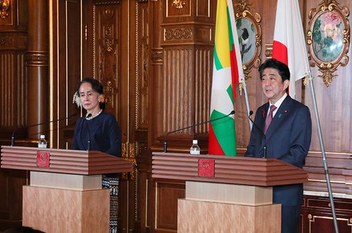 安倍总理在迎宾馆赤坂离宫与缅甸联邦共和国的国务资政昂山素季举行了会谈等。