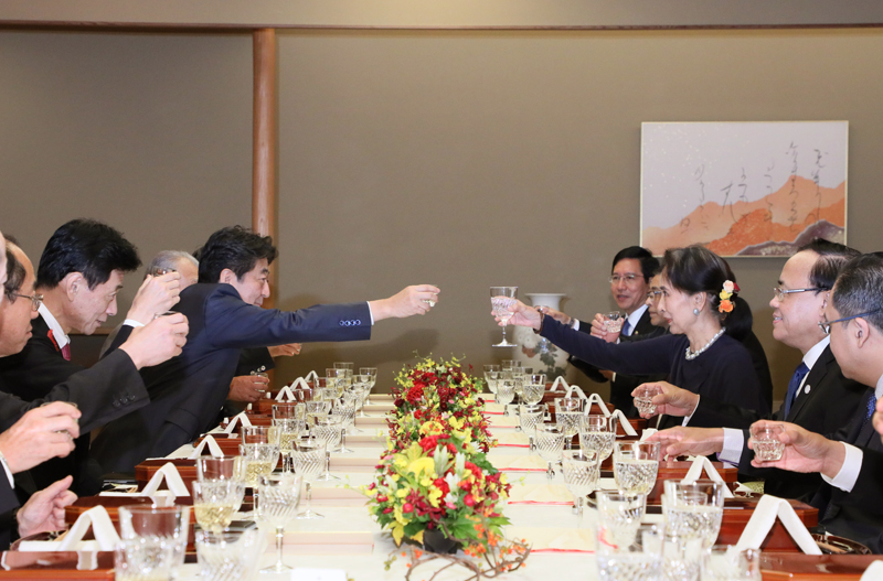 安倍总理在迎宾馆赤坂离宫与缅甸联邦共和国的国务资政昂山素季举行了会谈等。