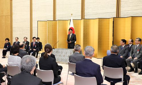 安倍总理在总理大臣官邸举行了2018年安全・安心城镇建设相关功劳者表彰仪式。