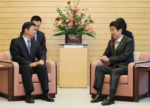 安倍总理在总理大臣官邸接受了中华人民共和国中国共产党中央对外联络部部长宋涛等的拜会。
