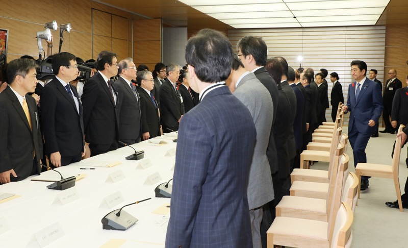安倍总理在总理大臣官邸出席了第1次天皇陛下退位暨皇太子殿下即位典礼实施联络本部会议。