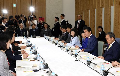 安倍总理在总理大臣官邸出席了第37次规制改革推进会议。