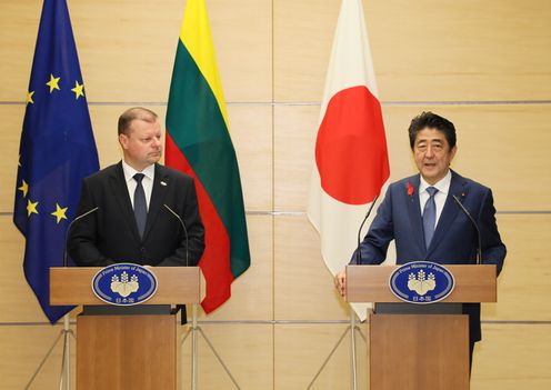 安倍总理在总理大臣官邸与立陶宛共和国总理萨乌柳斯·斯克维尔内利斯举行了首脑会谈等。