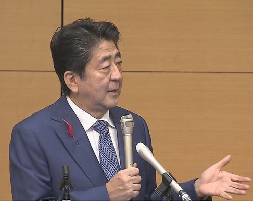 安倍总理出席了在东京都内举行的共同通信加盟社编辑局长会议，并发表了演讲。