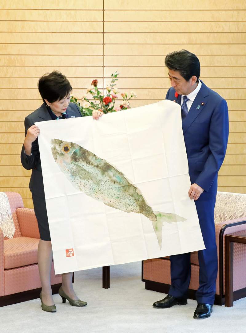 安倍总理在总理大臣官邸会见了东京都知事小池百合子。