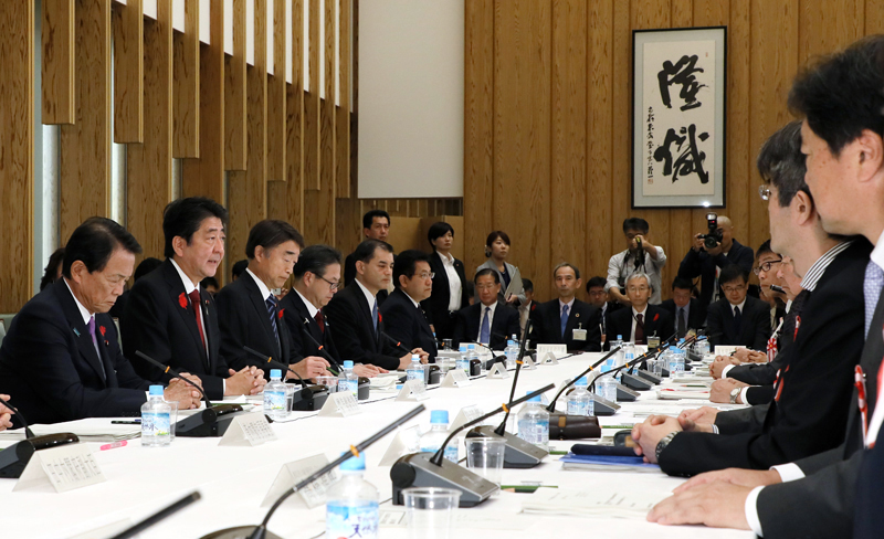 安倍总理在总理大臣官邸召开了第1次工作方式改革后续会议。